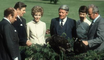 Bundeskanzler Helmut Schmidt SPD mit seiner Frau im Gespraech mit US Praesident Jimmy Carter und-stock-photo