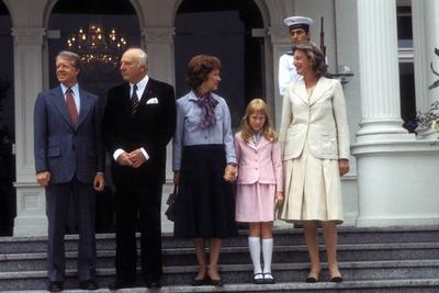 Bildnummer: 52006097  Datum: 13.07.1978  Copyright: imago/Sven SimonPr?sident Jimmy Carter (li., USA/Demokraten) mit Ehefrau Rosalynn (3.v.li., USA) und Tochter Amy (2.v.re., USA) sowie Bundespr?sident Walter Scheel (2.v.li., GER/FDP) mit Ehefrau Dr. Mildred Scheel in Bonn, Personen; 1978, Bonn, Politiker, Politik, James Earl Carter Jr., Junior, Bundesregierung, Ehepaar, Paar, Frau, Ehefrau, Staatsbesuch, Familie; , quer, Kbdia, Gruppenbild, Internationale Politik, Politik, Deutschland, Randbild, People; Aufnahmedatum gesch?tzt-stock-foto