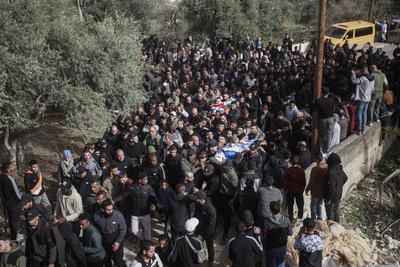 Mourners carry bodies of Palestinians who were killed in an Israeli raid, during their funeral in Tulkarm in the Israeli-occupied West Bank-stock-foto