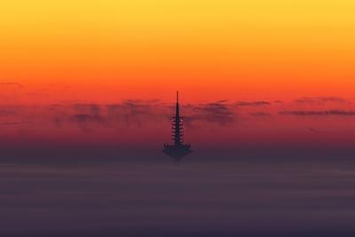 Der Europaturm in Frankfurt am Main bei Sonnenaufgang-stock-foto