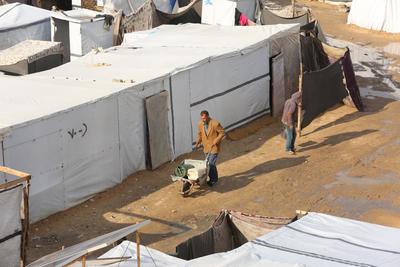 Displaced Palestinians struggle with cold and rainy weather as they try to survive in makeshift tents-stock-foto