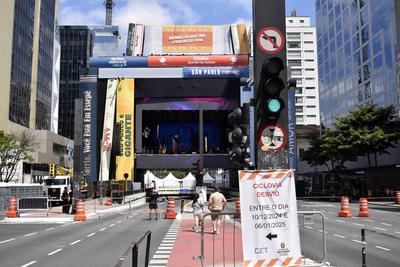 Preparativos Ano Novo na Paulista-stock-foto