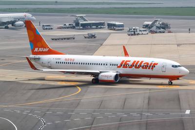 Seoul, S?dkorea - 25 Mai 2016: Eine Boeing 737-800 der Jeju Air mit dem Kennzeichen HL8061 auf dem Flughafen Seoul Gimpo-stock-foto