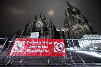 B?llerverbotszone am K?lner Dom-stock-foto