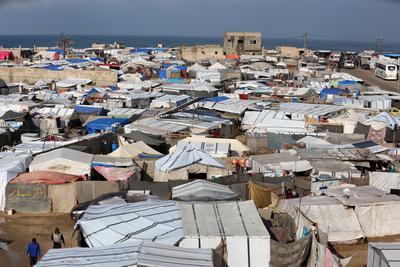 Displaced Palestinians struggle with cold and rainy weather as they try to survive in makeshift tents-stock-foto