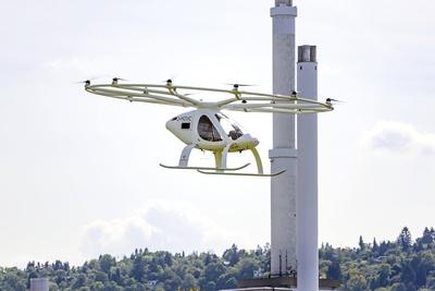 DEU Deutschland Baden W?rttemberg Stuttgart 14 09 2019 Flugtaxi fliegt am Mercedes Museum in S-stock-foto