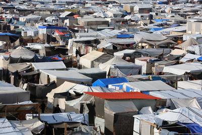 Displaced Palestinians struggle with cold and rainy weather as they try to survive in makeshift tents-stock-foto