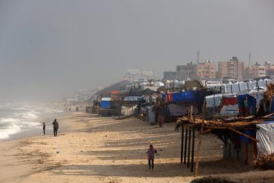 Displaced Palestinians struggle with cold and rainy weather as they try to survive in makeshift tents-stock-foto