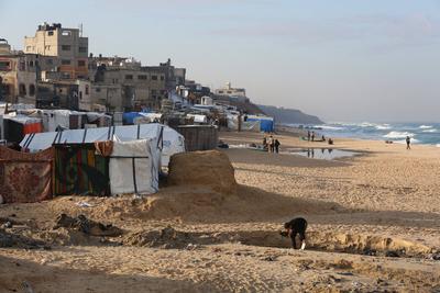 Displaced Palestinians struggle with cold and rainy weather as they try to survive in makeshift tents-stock-foto