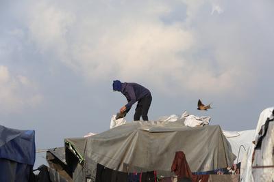 Displaced Palestinians struggle with cold and rainy weather as they try to survive in makeshift tents-stock-foto