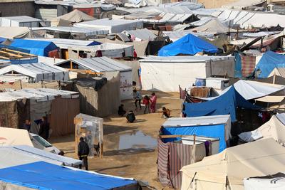 Displaced Palestinians struggle with cold and rainy weather as they try to survive in makeshift tents-stock-foto