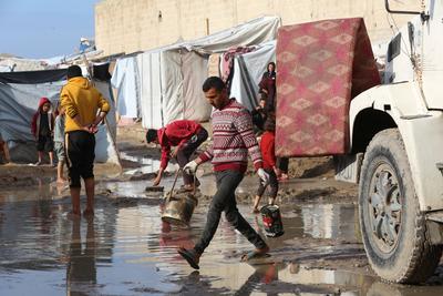 Displaced Palestinians struggle with cold and rainy weather as they try to survive in makeshift tents-stock-foto