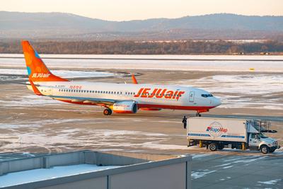 Vladivostok, RUSSIA - Jan 10, 2020: Boeing 737-8AS HL8061 of the Jeju Air airline preparing for takeoff at Knevichi airp-stock-foto