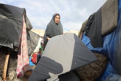 Displaced Palestinians struggle with cold and rainy weather as they try to survive in makeshift tents-stock-foto