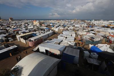 Displaced Palestinians struggle with cold and rainy weather as they try to survive in makeshift tents-stock-foto