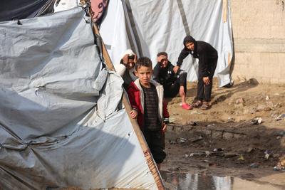 Displaced Palestinians struggle with cold and rainy weather as they try to survive in makeshift tents-stock-foto