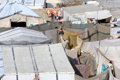 Displaced Palestinians struggle with cold and rainy weather as they try to survive in makeshift tents-stock-foto