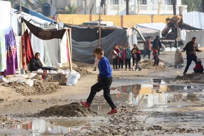 Displaced Palestinians struggle with cold and rainy weather as they try to survive in makeshift tents-stock-foto