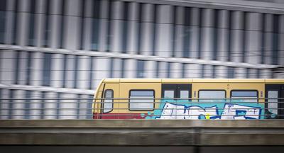 Eine fahrende S-Bahn in der Naehe vom Hauptbahnhof in Berlin, 18.04.2023. Berlin Deutschland *** A moving train near the-stock-foto