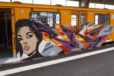 Graffiti am U-Bahnzug - Berlin, Deutschland, DEU, GER, 15.05.2020 - Berlin (Friedrichshain-Kreuzberg) Ein mit Graffiti b-stock-foto