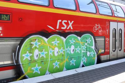 Mit Graffiti bespruehter Zug, RSX, Rhein Sieg Express im Bahnhof in Siegen Hauptbahnhof am 15.06.2021 in Siegen/Deutschl-stock-photo