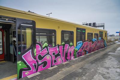 Graffiti, S-Bahn am S-Bahnhof Bundesplatz, Berlin, Deutschland *** Graffiti, S-Bahn at Bundesplatz station, Berlin, Germ-stock-foto