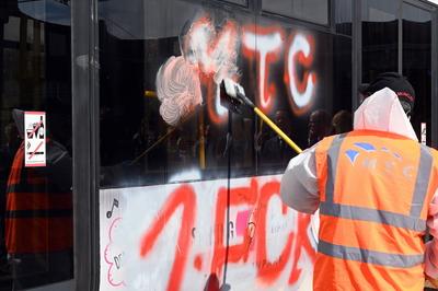 Demonstration Beseitigung von Graffiti von einer Bahn bei dem Pressetermin zu 25 Jahre KASA, Kölner Anti Spray Aktion. V-stock-foto