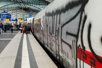 24 04 2018 Berlin Deutschland DER Ein mit Graffiti beschmierter ICE 2 steht im Berliner Hauptba-stock-foto