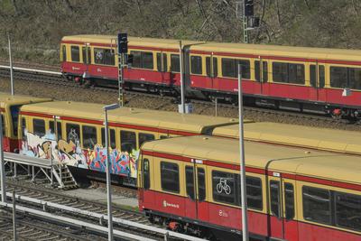 S-Bahn mit Graffiti am S-Bahnhof Westkreuz, Westend, Charlottenburg, Berlin, Deutschland *** S Bahn with graffiti at S s-stock-foto