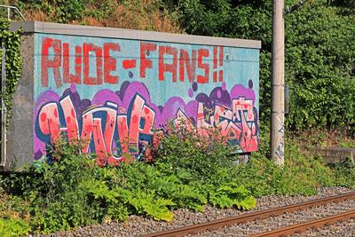 Graffitis in der Stadt Graffiti am Eigentum der Deutschen Bahn mit der Aufschrift Rude Fans = Unhöfliche Fans. *** Graff-stock-foto