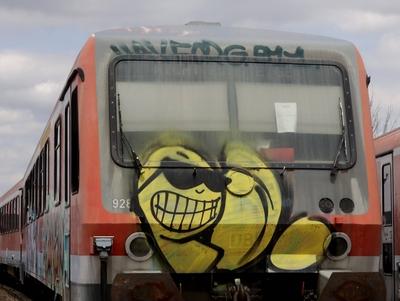 11 06 2019 Zwischen Burgscheidungen und Karsdorf hat die Deutsche Bahn einen Eisenbahnfriedhof Abs-stock-foto