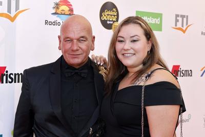 Schauspieler Tom Barcal und S?ngerin Stefanie Black bei der Gala der Goldenen Sonne 40 Jahre deutsches Privatfernsehen i-stock-photo