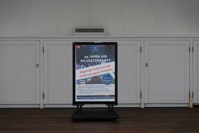 31.12.2024, Westerland --- Ein Schild Silvesterparty - Abgesagt aufrund des vorhergesagten Wetters! steht in der Musikmu-stock-foto