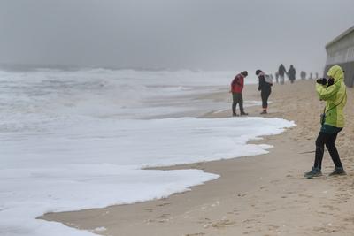 31.12.2024, Westerland --- Touristen gehen am Strand von Westerland auf der Nordseeinsel Sylt spazieren. Westerland Schl-stock-foto