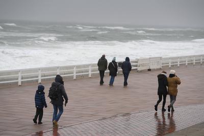 31.12.2024, Westerland --- Touristen gehen auf der Promenade von Westerland auf der Nordseeinsel Sylt spazieren. Westerl-stock-foto