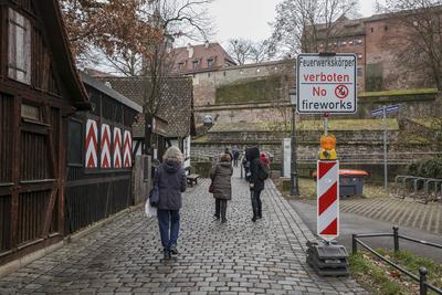 31.12.2024, Feuerwerksverbotszone / B?llerverbotszone, N?rnberg: In der N?rnberger Innenstadt gilt zu Silvester 2024 ern-stock-foto