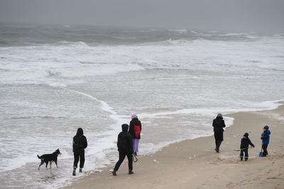 31.12.2024, Westerland --- Touristen gehen am Strand von Westerland auf der Nordseeinsel Sylt spazieren. Westerland Schl-stock-foto