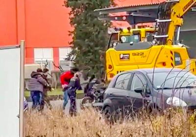 Polizei erschie?t Amok-Fahrer in Bagger in Gr?nsfeld : Mann klaut Bagger und fl?chtet Kilometerweit - Bagger kracht bei Verfolgung in Streifenwagen und mehrere Autos - Polizistin eingeklemmt und verletzt - Polizei stoppt T?ter mit t?dlichen Sch?ssen-stock-photo