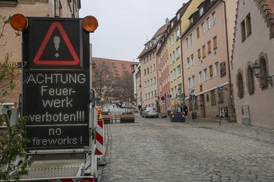 31.12.2024, Feuerwerksverbotszone / B?llerverbotszone, N?rnberg: In der N?rnberger Innenstadt gilt zu Silvester 2024 ern-stock-foto
