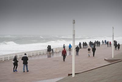 31.12.2024, Westerland --- Touristen gehen auf der Promenade von Westerland auf der Nordseeinsel Sylt spazieren. Westerl-stock-foto