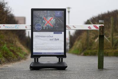 News Bilder des Tages 31.12.2024, Westerland --- Ein Schild Abbrennverbot steht am Zugang zum Strand auf der Nordseeinse-stock-foto