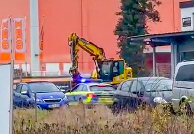 Polizei erschie?t Amok-Fahrer in Bagger in Gr?nsfeld : Mann klaut Bagger und fl?chtet Kilometerweit - Bagger kracht bei Verfolgung in Streifenwagen und mehrere Autos - Polizistin eingeklemmt und verletzt - Polizei stoppt T?ter mit t?dlichen Sch?ssen-stock-photo