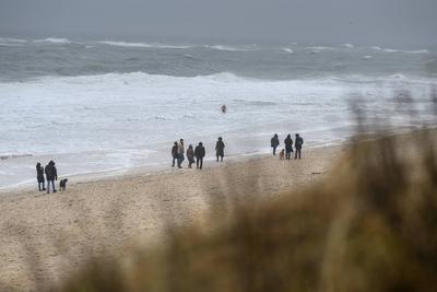 31.12.2024, Westerland --- Touristen gehen am Strand von Westerland auf der Nordseeinsel Sylt spazieren. Westerland Schl-stock-foto
