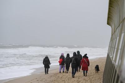 31.12.2024, Westerland --- Touristen gehen am Strand von Westerland auf der Nordseeinsel Sylt spazieren. Westerland Schl-stock-foto