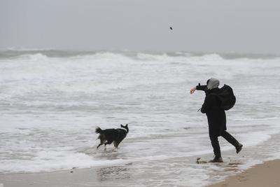 31.12.2024, Westerland --- Touristen gehen am Strand von Westerland auf der Nordseeinsel Sylt spazieren. Westerland Schl-stock-foto
