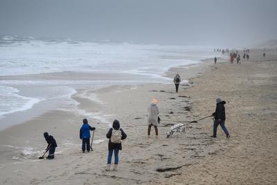 31.12.2024, Westerland --- Touristen gehen am Strand von Westerland auf der Nordseeinsel Sylt spazieren. Westerland Schl-stock-foto