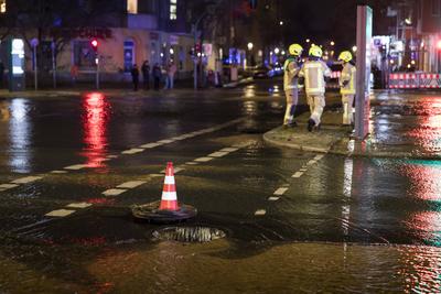 ?berschwemmung nach einem Wasserrohrbruch in Berlin, 31.12..2024-stock-foto