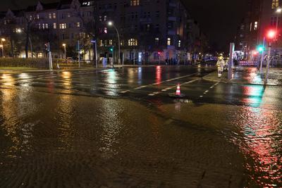 ?berschwemmung nach einem Wasserrohrbruch in Berlin, 31.12..2024-stock-foto