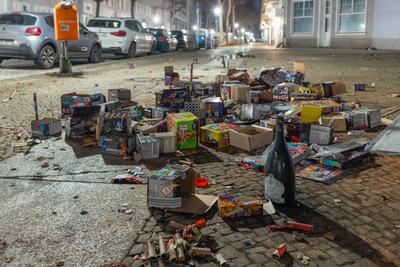 M?llberg einer Silversternacht.-stock-foto
