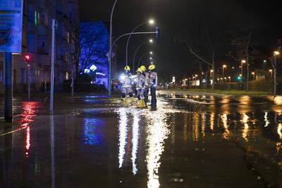 ?berschwemmung nach einem Wasserrohrbruch in Berlin, 31.12..2024-stock-foto